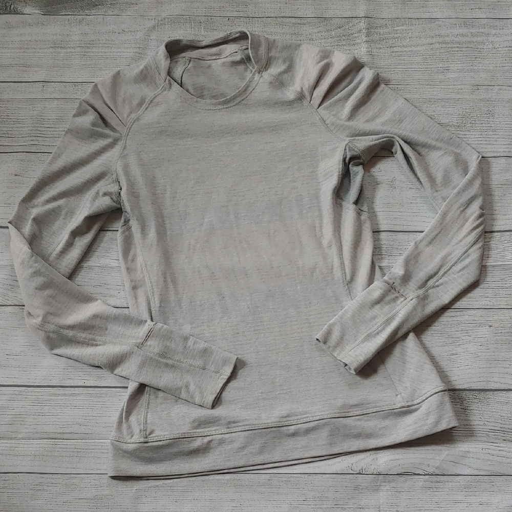 Lululemon Light Gray Long Sleeve Athleisure Shirt Size 6‎